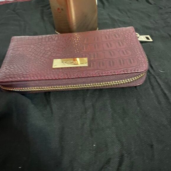 BCBG Vintage Burgundy Crocodile Embossed Zip Around Leather Wallet - Picture 5 of 10